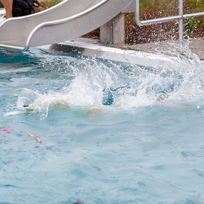 Hund-im-Freibad-IMG_2463_LR_6D-MKII.jpg