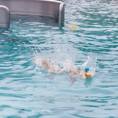 Hund-im-Freibad-IMG_2505_LR_6D-MKII.jpg