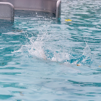 Hund-im-Freibad-IMG_2506_LR_6D-MKII.jpg