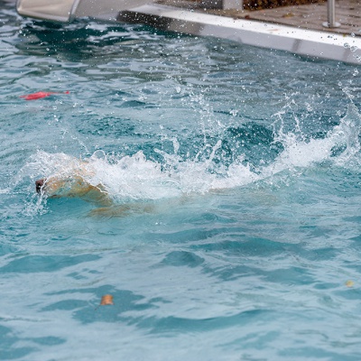 Hund-im-Freibad-IMG_2540_LR_6D-MKII.jpg